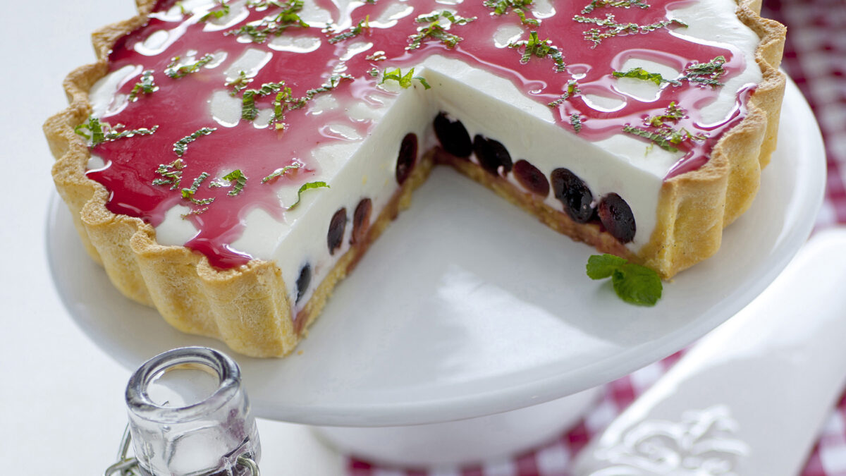 Torta con bavarese di yogurt e ciliegie