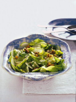 Ciotola di insalata golosa con noci e mele