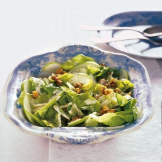 Ciotola di insalata golosa con noci e mele