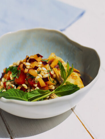 Insalata d'orzo con peperoni, zucchine e prugne