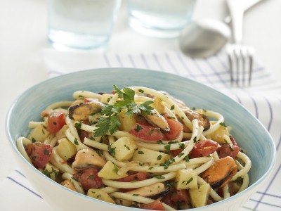 Spaghettoni con cozze e patate
