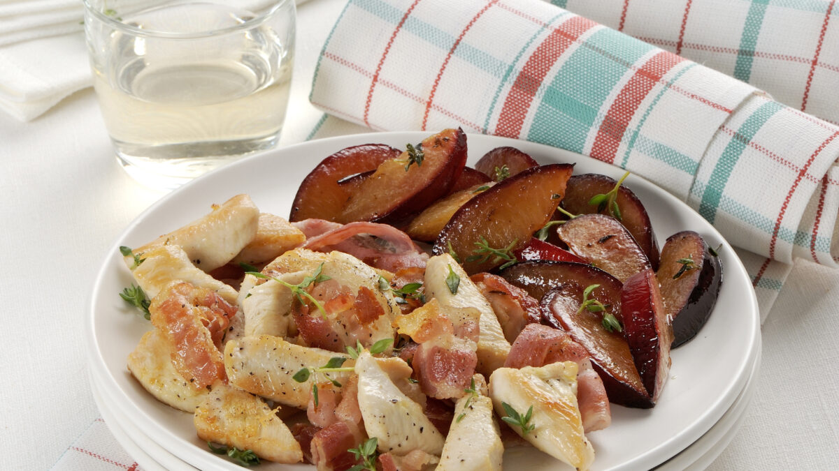 Bocconcini di pollo con prugne e timo
