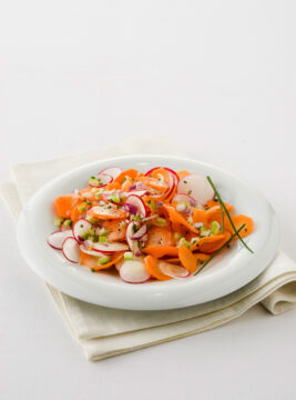 Insalata croccante di carote e ravanelli freschi