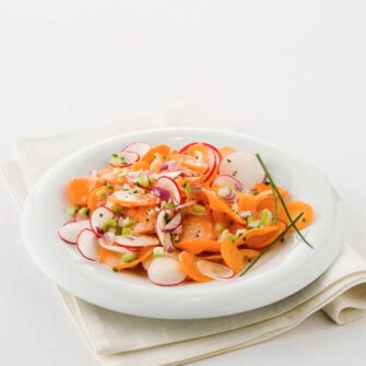 Insalata croccante di carote e ravanelli freschi