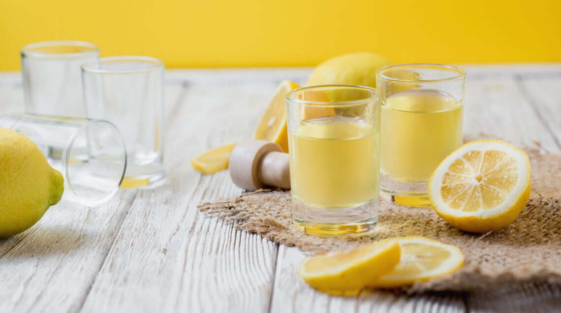 Liquore limoncello fatto in casa - Shutterstock