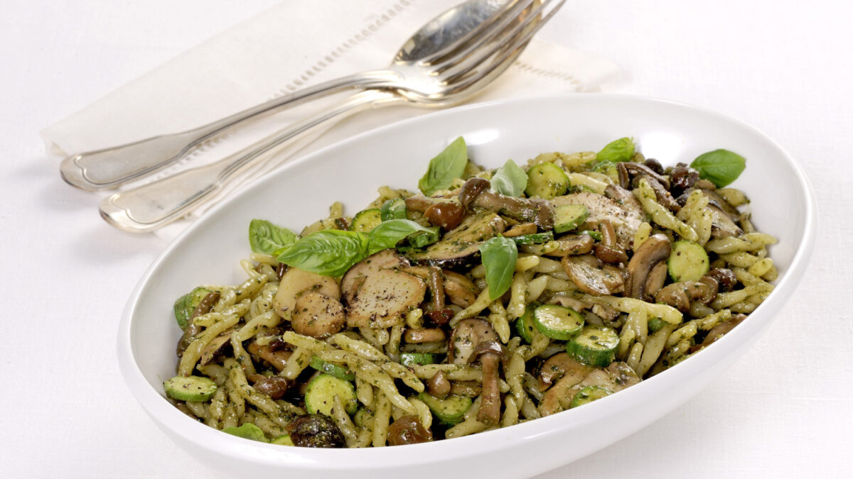 Trofie con funghi misti e zucchine