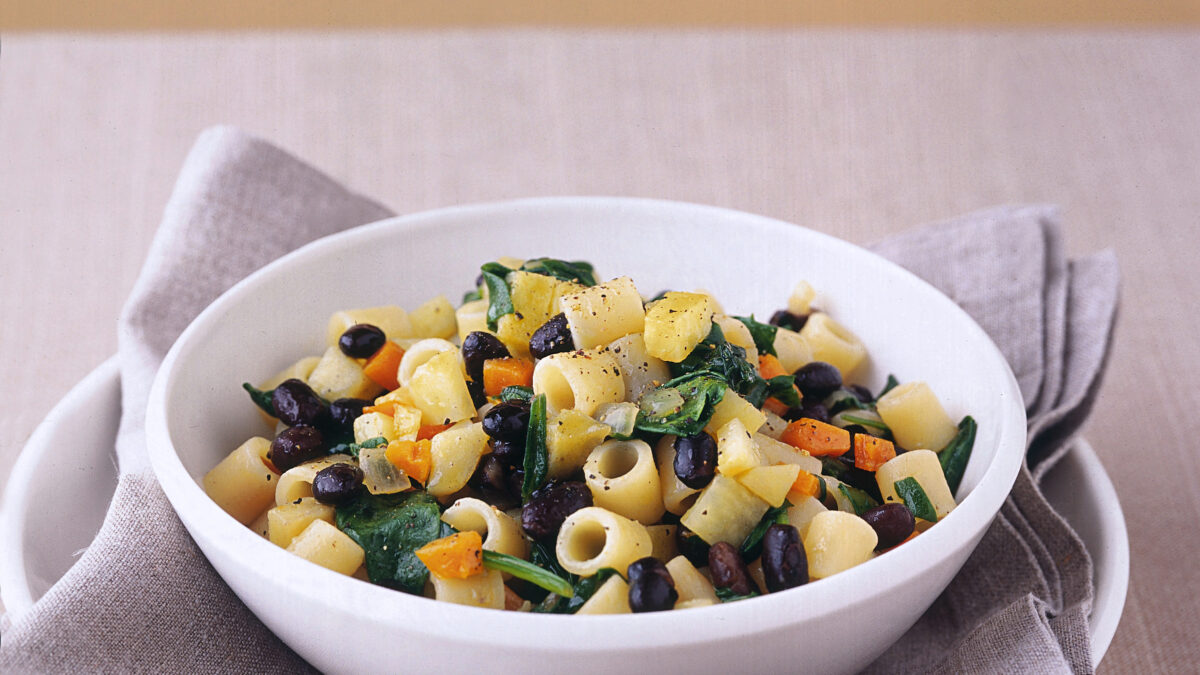 Tubetti con fagioli neri e spinacini