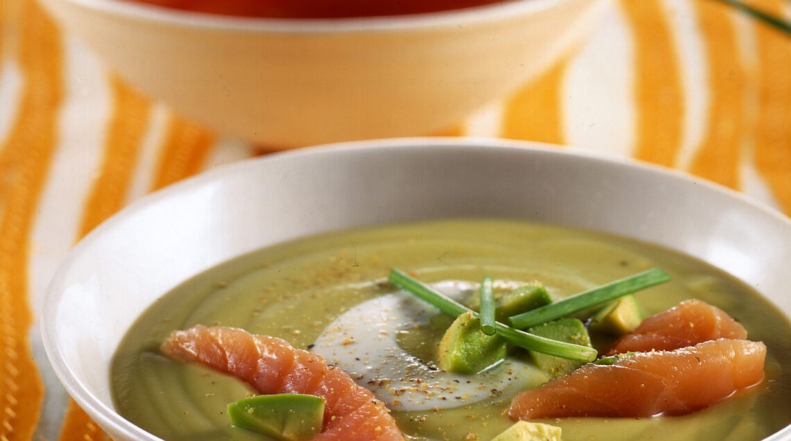 Piatto di crema di avocado con salmone affumicato