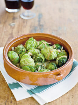 Piatto di involtini di verza con carne