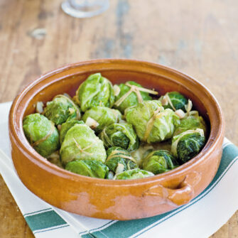 Piatto di involtini di verza con carne