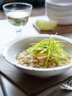 Porzione di risotto con mele, pecorino e miele