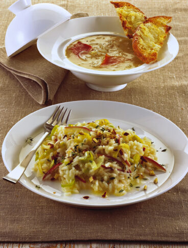 Piatto di risotto con mele, porri e nocciole