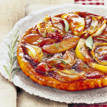 Torta tatin di mele alle cipolle con salvia e rosmarino