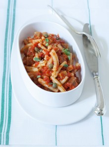 Pasta al seitan con pomodoro e capperi