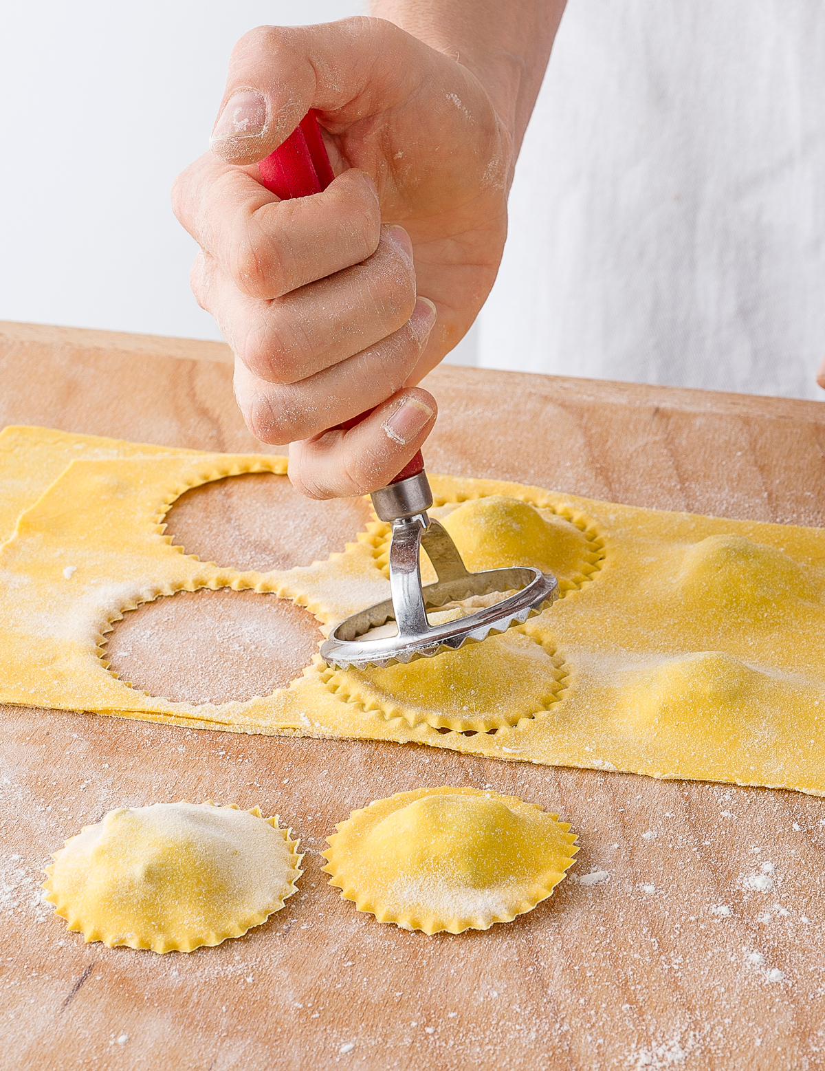 Come fare i ravioli fatti in casa: pasta all'uovo, forme e ripieno