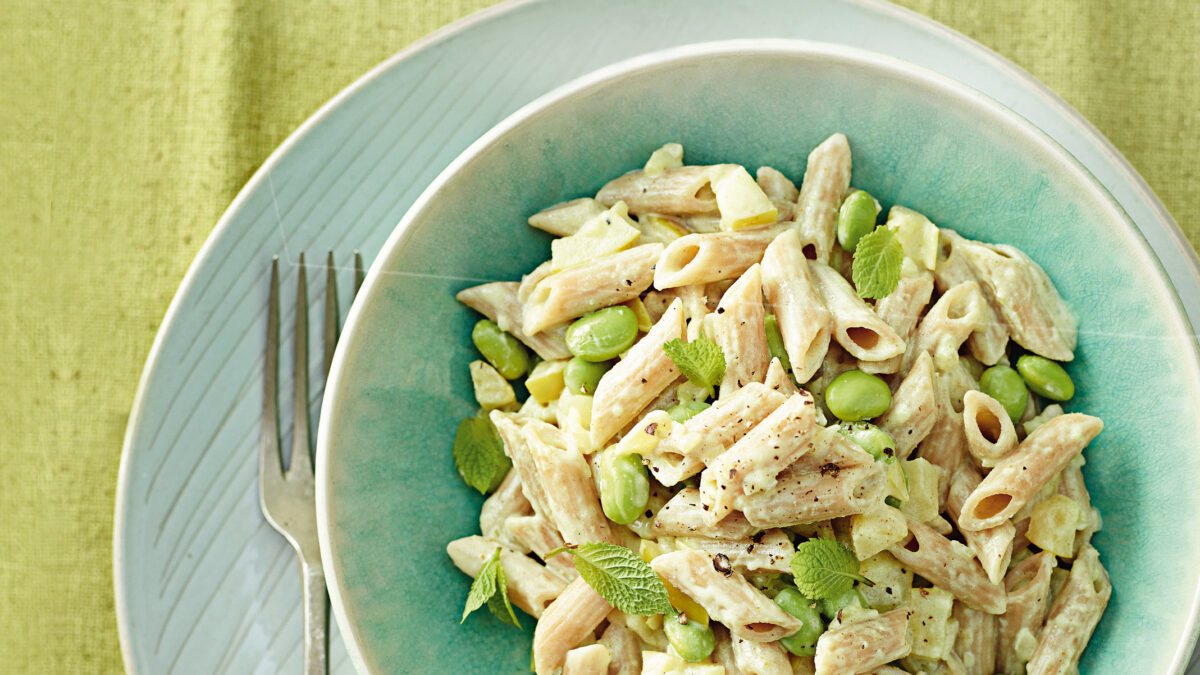 Penne integrali mela e curry con edamame