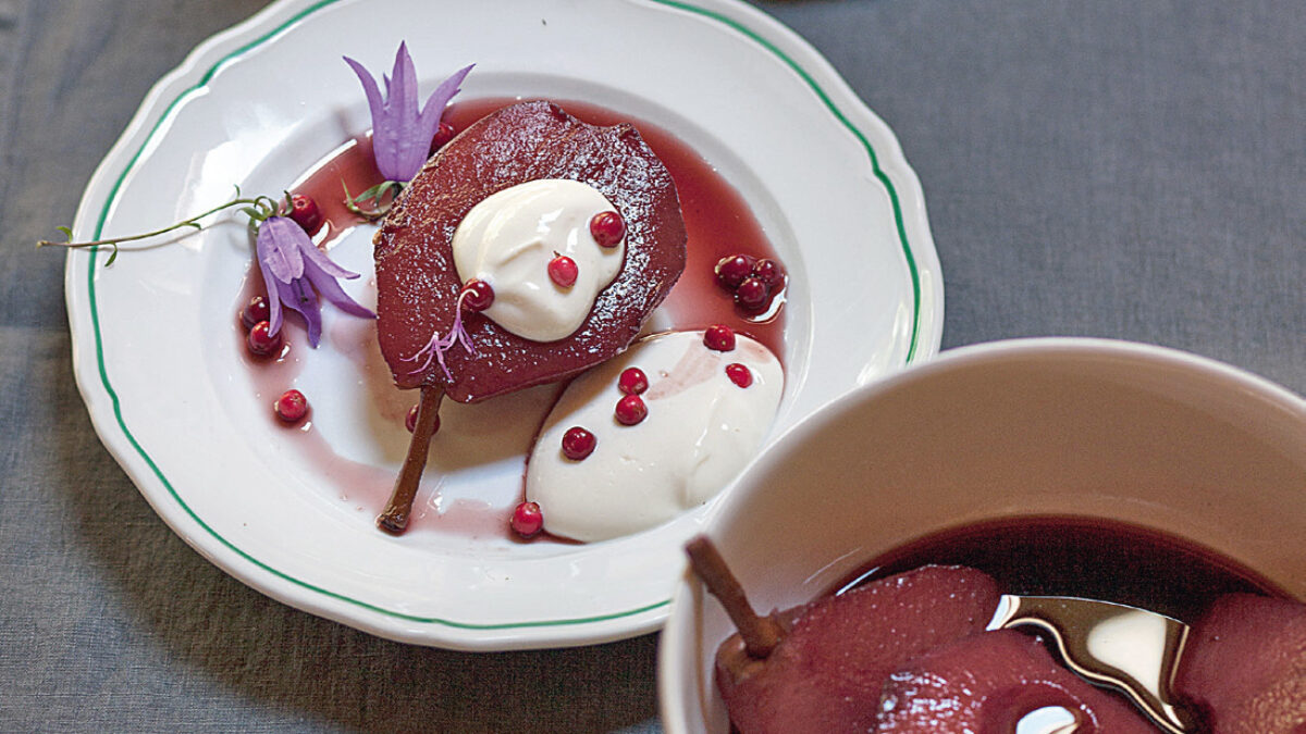 Pere al vino nero con crema di ricotta di montagna