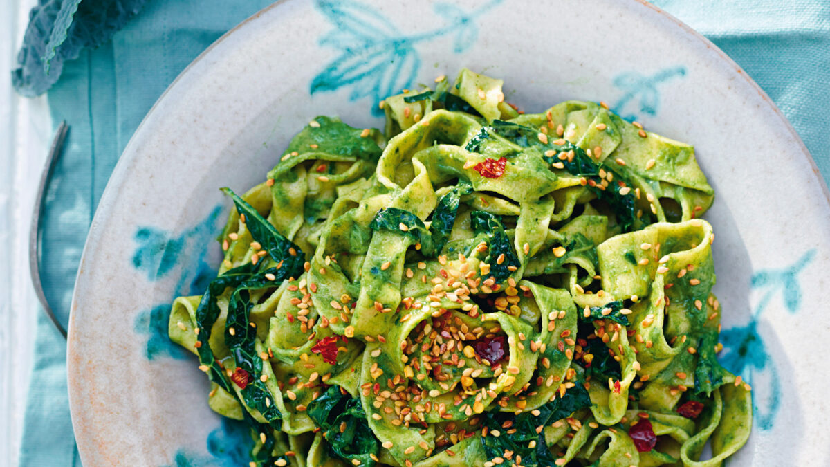 Tagliatelle di farro con pesto di cavolo toscano e porri
