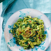 Tagliatelle di farro con pesto di cavolo toscano e porri Sale&Pepe ricetta