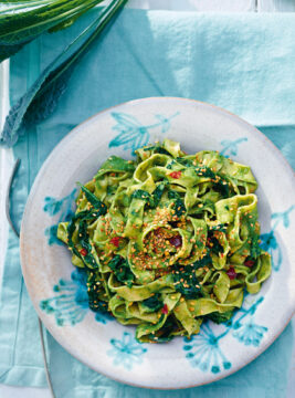 Tagliatelle di farro con pesto di cavolo toscano e porri Sale&Pepe ricetta