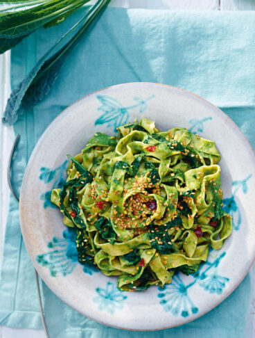 Tagliatelle di farro con pesto di cavolo toscano e porri Sale&Pepe ricetta