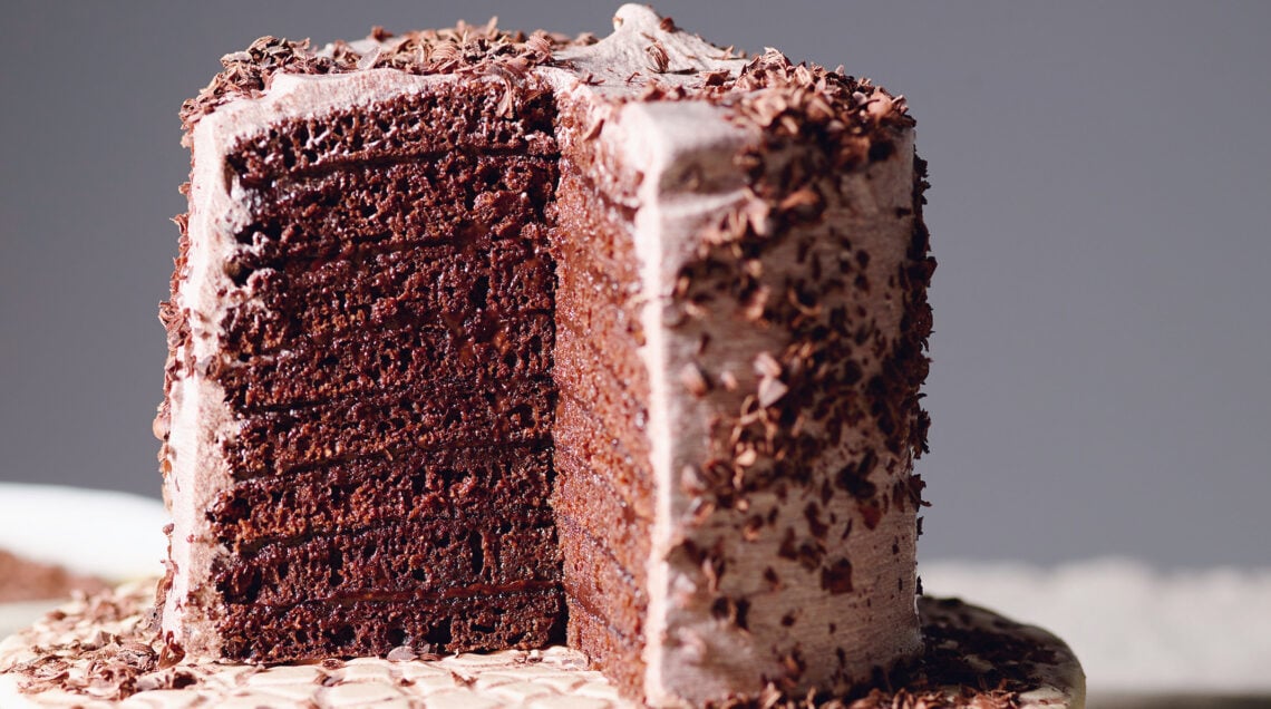 Torta di pancake al cioccolato su alzatina