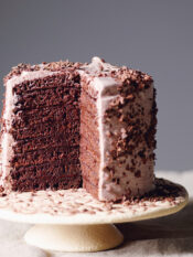 Torta di pancake al cioccolato su alzatina