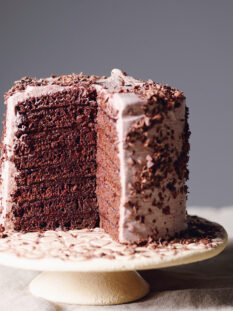 Torta di pancake al cioccolato su alzatina