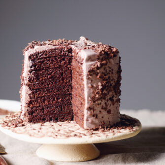 Torta di pancake al cioccolato su alzatina