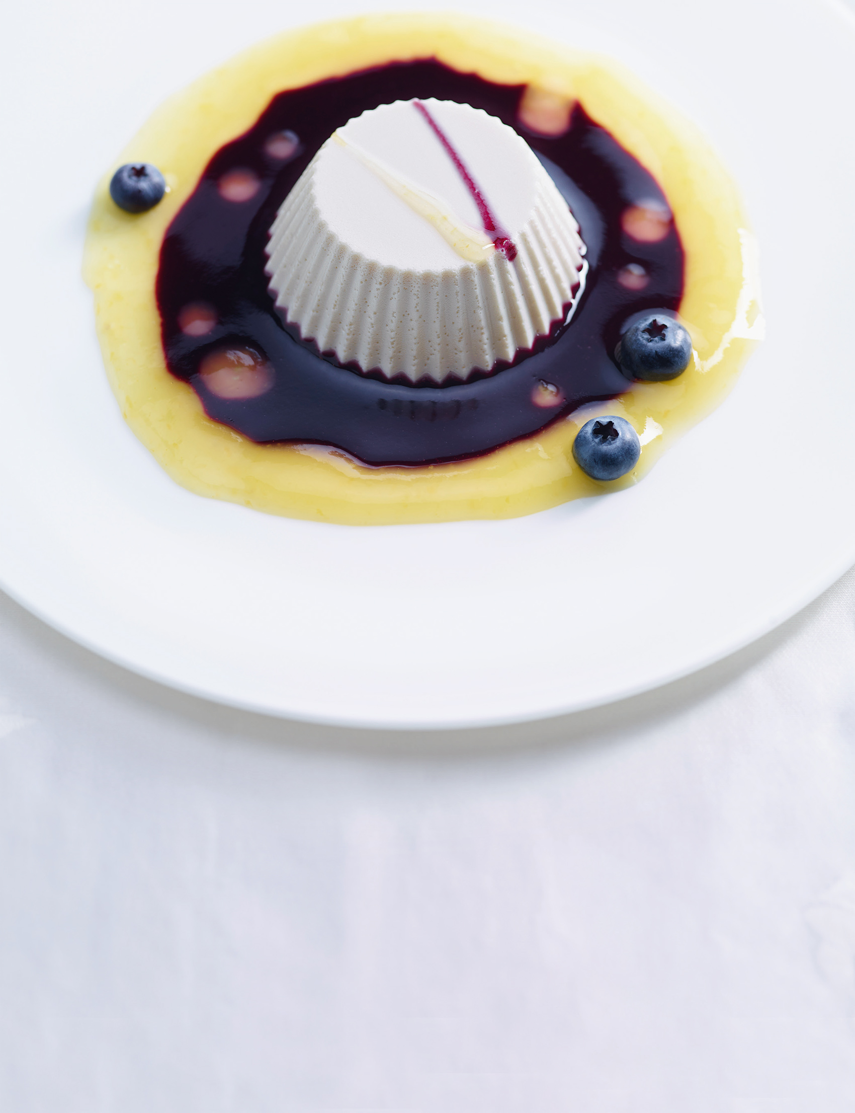 Panna cotta vegana con salsa all'arancia e mirtilli Sale&Pepe