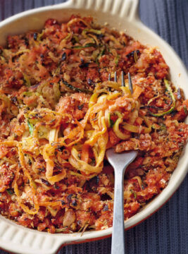 teglia di spaghetti di verdura al ragù di farro Sale&Pepe ricetta