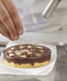 catalana al cioccolato fondente con crumble Sale&Pepe ricetta