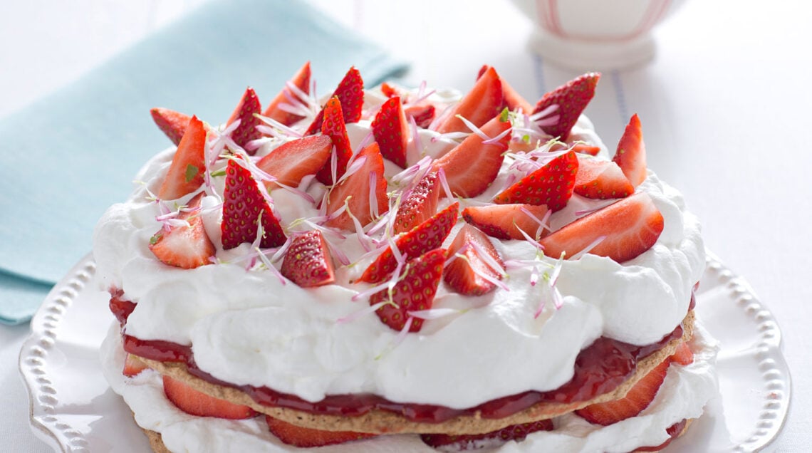 Torta dacquoise con panna e fragole