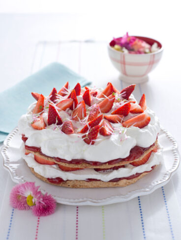 Torta dacquoise con panna e fragole