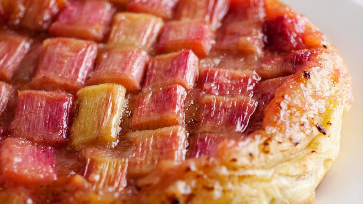 Tarte Tatin di rabarbaro con pane briosciato