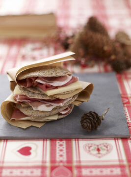 pancake al grano saraceno ripieni sul tovagliolo