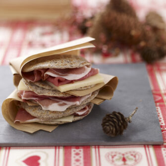 pancake al grano saraceno ripieni sul tovagliolo