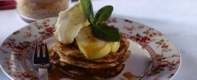 pancake profumati al cocco con banane e yogurt ricetta