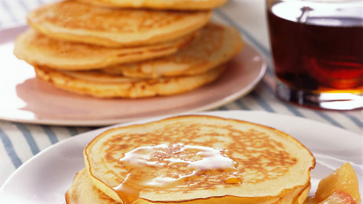 Pancake con sciroppo d’acero e frutta fresca