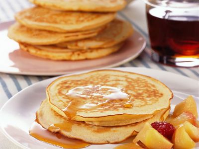 pancake con sciroppo d'acero e frutta fresca ricetta