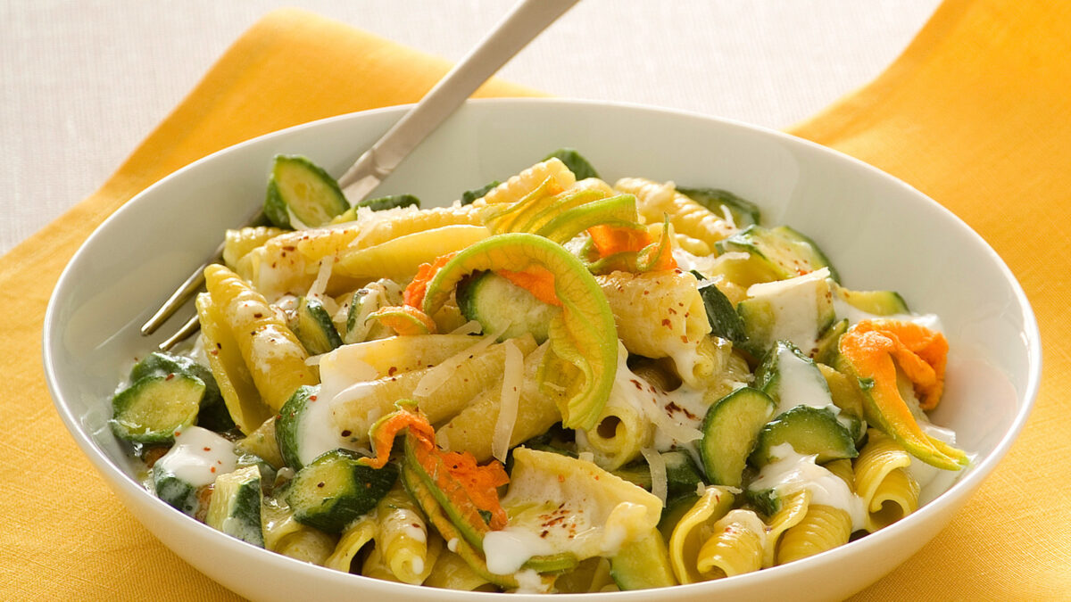 Pasta con zucchine e fiori