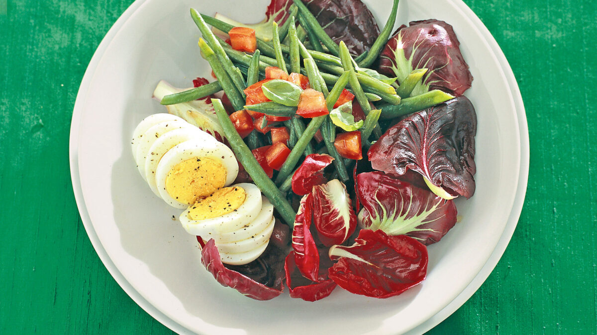 Radicchio rosso, fagiolini e uova al profumo di basilico