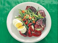 Radicchio rosso, fagiolini e uova al profumo di basilico