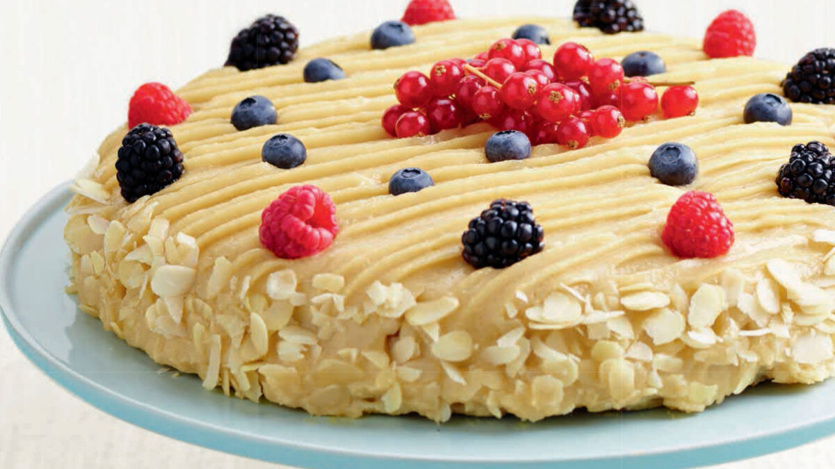 Torta di carote vegana con crema al cacao e mandorle