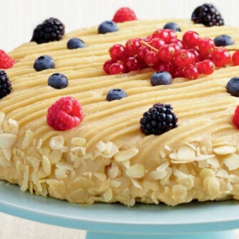 Torta di carote vegana con frutti rossi come decorazione