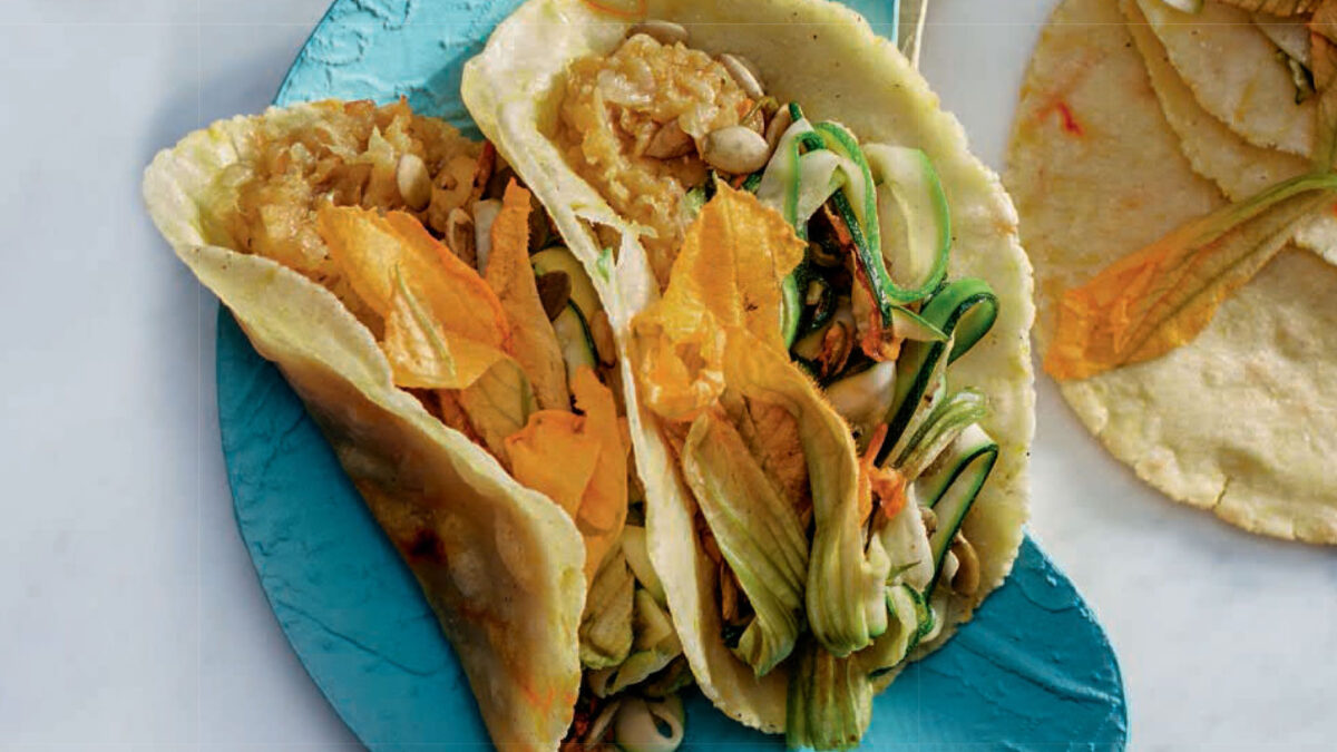 Tortilla allo zafferano con crema di cipollotti e fiori di zucchina