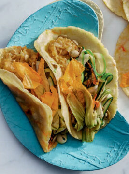 Tortilla allo zafferano con crema di cipollotti, zucchine, fiori