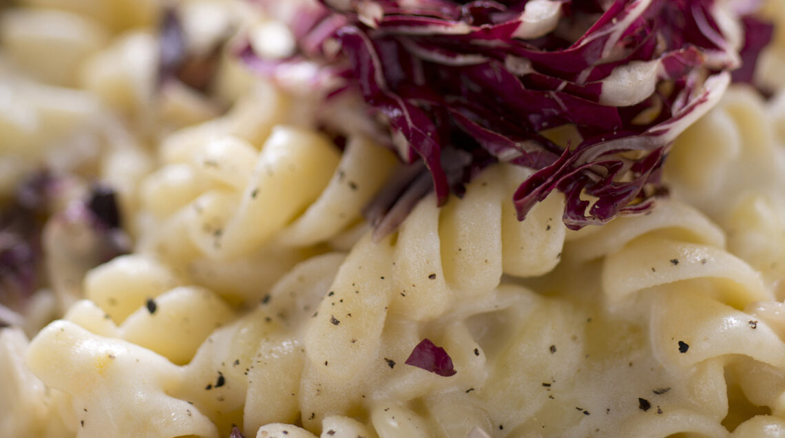 fusilli giganti con radicchio, crema di patate e toma filante