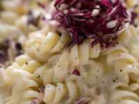 fusilli giganti con radicchio, crema di patate e toma filante