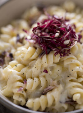 fusilli giganti con radicchio, crema di patate e toma filante